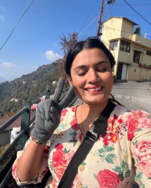 Naini Jain Instagram - Solo trips will be fun if you can convince strangers to click a good picture of yourselves🤌🏼🤩

#solotrip #travelstagram #uttrakhand #pahad #love
