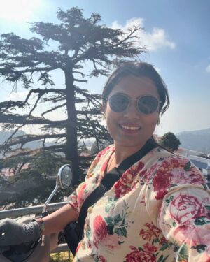 Naini Jain Instagram - Solo trips will be fun if you can convince strangers to click a good picture of yourselves🤌🏼🤩

#solotrip #travelstagram #uttrakhand #pahad #love
