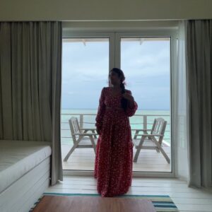 Naini Jain Instagram - This weekend I am travelling in my memories 🫶
No doubt music of this song is just @yoyohoneysingh 🔥  Pajji vibe change kar dete ho yaar 🤌🏼

#beachlife #weekend #throwback #trendingnow #happyday #instaphoto #trendingsong #tbt