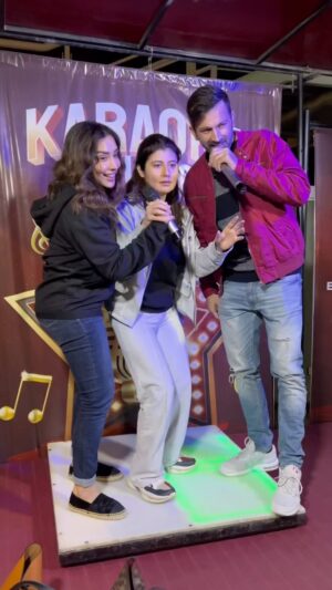 Najiba Faiz Instagram - Yaroo.. yahe DOSTI hay..🤪😝🥰 

#najibafaiz #mairakhan #asadzamankhan