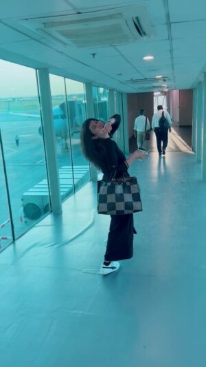 Najiba Faiz Instagram - @officialmozhdah aziz e dil♥️
I love your new song. Its a suggestion that you must sing more Pashto songs😍 

#najibafaiz