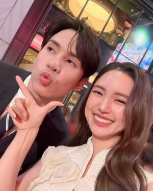 Nalinthip Sakulongumpai Instagram - #DearMySecretary ถึงตอนจบแล้ว🥹 เป็นอีกเรื่องที่ไม่รู้จะเริ่มยังไงเลย คืออยากบอกว่าภูมิใจและดีใจมากๆ ที่ได้เล่นเรื่องนี้ ใจมันฟูแบบบอกไม่ถูก มันสนุก น่ารัก อบอุ่น ถึงซีรีส์จะถ่ายจบแล้ว แต่ยังคิดถึงความสนุกตอนที่พวกเราถ่ายด้วยกันอยู่เลย ไม่อยากให้จบเลยเอาจริงๆ

ขอบคุณ @truecjcreations นะคะ ที่ทำให้ความฝันในการเล่นซีรีส์เรื่องนี้ของบัวเป็นจริง ดีใจและภูมิใจที่สุดที่ได้เป็น เลขาพรีม ค่ะ
ขอบคุณ พี่ตุ๋ย @amarujisan ที่ทำให้กองถ่ายเต็มไปด้วยเสียงหัวเราะ และมีอะไรให้เซอร์ไพรส์ตลอดเวลา
ขอบคุณ ทีมเขียนบทและทีมงานทุกๆฝ่าย ที่ใส่ใจกันมากๆ ทุกคนน่ารักสุดๆเลย

ส่วนนักแสดง ต้องบอกเลยว่านี่เป็น 1 ในเรื่องที่ดีใจมากที่ได้เจอทุกคน รู้สึกเหมือนไปทำงานที่ไม่ได้ทำงานเลย แคสติ้งเป๊ะเกินนน แล้วก็ไม่คิดว่าจะได้เพื่อนใหม่ๆที่เหมือนเซฟโซนเพิ่มมาด้วย ขอบคุณที่ทำให้คนน่ารักๆอย่างพวกเราโคจรมาเจอกันนะ 🥰 

สุดท้าย ขอบคุณ ทุกคนที่ติดตามและรับชมมากๆ นะคะ ดีใจที่ทุกคนชอบและหัวเราะไปด้วยกัน เพราะพวกเราก็แฮปปี้สุดๆ เหมือนกันค่ะ

ทั้งหมดทั้งมวลของเรื่องนี้จะเปนอีก 1 เรื่องที่อยู่ในใจบัวเลย 
รักนะ #บอสมั่นหน้ากับเลขาตัวตึง 🫶🏻