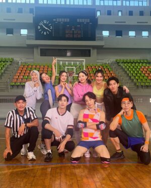 Nalinthip Sakulongumpai Instagram - #DearMySecretary ถึงตอนจบแล้ว🥹 เป็นอีกเรื่องที่ไม่รู้จะเริ่มยังไงเลย คืออยากบอกว่าภูมิใจและดีใจมากๆ ที่ได้เล่นเรื่องนี้ ใจมันฟูแบบบอกไม่ถูก มันสนุก น่ารัก อบอุ่น ถึงซีรีส์จะถ่ายจบแล้ว แต่ยังคิดถึงความสนุกตอนที่พวกเราถ่ายด้วยกันอยู่เลย ไม่อยากให้จบเลยเอาจริงๆ

ขอบคุณ @truecjcreations นะคะ ที่ทำให้ความฝันในการเล่นซีรีส์เรื่องนี้ของบัวเป็นจริง ดีใจและภูมิใจที่สุดที่ได้เป็น เลขาพรีม ค่ะ
ขอบคุณ พี่ตุ๋ย @amarujisan ที่ทำให้กองถ่ายเต็มไปด้วยเสียงหัวเราะ และมีอะไรให้เซอร์ไพรส์ตลอดเวลา
ขอบคุณ ทีมเขียนบทและทีมงานทุกๆฝ่าย ที่ใส่ใจกันมากๆ ทุกคนน่ารักสุดๆเลย

ส่วนนักแสดง ต้องบอกเลยว่านี่เป็น 1 ในเรื่องที่ดีใจมากที่ได้เจอทุกคน รู้สึกเหมือนไปทำงานที่ไม่ได้ทำงานเลย แคสติ้งเป๊ะเกินนน แล้วก็ไม่คิดว่าจะได้เพื่อนใหม่ๆที่เหมือนเซฟโซนเพิ่มมาด้วย ขอบคุณที่ทำให้คนน่ารักๆอย่างพวกเราโคจรมาเจอกันนะ 🥰 

สุดท้าย ขอบคุณ ทุกคนที่ติดตามและรับชมมากๆ นะคะ ดีใจที่ทุกคนชอบและหัวเราะไปด้วยกัน เพราะพวกเราก็แฮปปี้สุดๆ เหมือนกันค่ะ

ทั้งหมดทั้งมวลของเรื่องนี้จะเปนอีก 1 เรื่องที่อยู่ในใจบัวเลย 
รักนะ #บอสมั่นหน้ากับเลขาตัวตึง 🫶🏻
