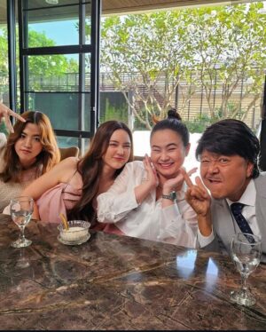 Nalinthip Sakulongumpai Instagram - #DearMySecretary ถึงตอนจบแล้ว🥹 เป็นอีกเรื่องที่ไม่รู้จะเริ่มยังไงเลย คืออยากบอกว่าภูมิใจและดีใจมากๆ ที่ได้เล่นเรื่องนี้ ใจมันฟูแบบบอกไม่ถูก มันสนุก น่ารัก อบอุ่น ถึงซีรีส์จะถ่ายจบแล้ว แต่ยังคิดถึงความสนุกตอนที่พวกเราถ่ายด้วยกันอยู่เลย ไม่อยากให้จบเลยเอาจริงๆ

ขอบคุณ @truecjcreations นะคะ ที่ทำให้ความฝันในการเล่นซีรีส์เรื่องนี้ของบัวเป็นจริง ดีใจและภูมิใจที่สุดที่ได้เป็น เลขาพรีม ค่ะ
ขอบคุณ พี่ตุ๋ย @amarujisan ที่ทำให้กองถ่ายเต็มไปด้วยเสียงหัวเราะ และมีอะไรให้เซอร์ไพรส์ตลอดเวลา
ขอบคุณ ทีมเขียนบทและทีมงานทุกๆฝ่าย ที่ใส่ใจกันมากๆ ทุกคนน่ารักสุดๆเลย

ส่วนนักแสดง ต้องบอกเลยว่านี่เป็น 1 ในเรื่องที่ดีใจมากที่ได้เจอทุกคน รู้สึกเหมือนไปทำงานที่ไม่ได้ทำงานเลย แคสติ้งเป๊ะเกินนน แล้วก็ไม่คิดว่าจะได้เพื่อนใหม่ๆที่เหมือนเซฟโซนเพิ่มมาด้วย ขอบคุณที่ทำให้คนน่ารักๆอย่างพวกเราโคจรมาเจอกันนะ 🥰 

สุดท้าย ขอบคุณ ทุกคนที่ติดตามและรับชมมากๆ นะคะ ดีใจที่ทุกคนชอบและหัวเราะไปด้วยกัน เพราะพวกเราก็แฮปปี้สุดๆ เหมือนกันค่ะ

ทั้งหมดทั้งมวลของเรื่องนี้จะเปนอีก 1 เรื่องที่อยู่ในใจบัวเลย 
รักนะ #บอสมั่นหน้ากับเลขาตัวตึง 🫶🏻