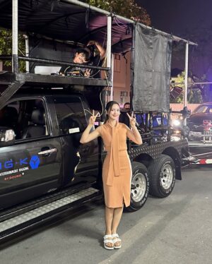 Nalinthip Sakulongumpai Instagram - #DearMySecretary ถึงตอนจบแล้ว🥹 เป็นอีกเรื่องที่ไม่รู้จะเริ่มยังไงเลย คืออยากบอกว่าภูมิใจและดีใจมากๆ ที่ได้เล่นเรื่องนี้ ใจมันฟูแบบบอกไม่ถูก มันสนุก น่ารัก อบอุ่น ถึงซีรีส์จะถ่ายจบแล้ว แต่ยังคิดถึงความสนุกตอนที่พวกเราถ่ายด้วยกันอยู่เลย ไม่อยากให้จบเลยเอาจริงๆ

ขอบคุณ @truecjcreations นะคะ ที่ทำให้ความฝันในการเล่นซีรีส์เรื่องนี้ของบัวเป็นจริง ดีใจและภูมิใจที่สุดที่ได้เป็น เลขาพรีม ค่ะ
ขอบคุณ พี่ตุ๋ย @amarujisan ที่ทำให้กองถ่ายเต็มไปด้วยเสียงหัวเราะ และมีอะไรให้เซอร์ไพรส์ตลอดเวลา
ขอบคุณ ทีมเขียนบทและทีมงานทุกๆฝ่าย ที่ใส่ใจกันมากๆ ทุกคนน่ารักสุดๆเลย

ส่วนนักแสดง ต้องบอกเลยว่านี่เป็น 1 ในเรื่องที่ดีใจมากที่ได้เจอทุกคน รู้สึกเหมือนไปทำงานที่ไม่ได้ทำงานเลย แคสติ้งเป๊ะเกินนน แล้วก็ไม่คิดว่าจะได้เพื่อนใหม่ๆที่เหมือนเซฟโซนเพิ่มมาด้วย ขอบคุณที่ทำให้คนน่ารักๆอย่างพวกเราโคจรมาเจอกันนะ 🥰 

สุดท้าย ขอบคุณ ทุกคนที่ติดตามและรับชมมากๆ นะคะ ดีใจที่ทุกคนชอบและหัวเราะไปด้วยกัน เพราะพวกเราก็แฮปปี้สุดๆ เหมือนกันค่ะ

ทั้งหมดทั้งมวลของเรื่องนี้จะเปนอีก 1 เรื่องที่อยู่ในใจบัวเลย 
รักนะ #บอสมั่นหน้ากับเลขาตัวตึง 🫶🏻