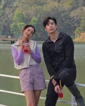 Nalinthip Sakulongumpai Instagram - #DearMySecretary ถึงตอนจบแล้ว🥹 เป็นอีกเรื่องที่ไม่รู้จะเริ่มยังไงเลย คืออยากบอกว่าภูมิใจและดีใจมากๆ ที่ได้เล่นเรื่องนี้ ใจมันฟูแบบบอกไม่ถูก มันสนุก น่ารัก อบอุ่น ถึงซีรีส์จะถ่ายจบแล้ว แต่ยังคิดถึงความสนุกตอนที่พวกเราถ่ายด้วยกันอยู่เลย ไม่อยากให้จบเลยเอาจริงๆ

ขอบคุณ @truecjcreations นะคะ ที่ทำให้ความฝันในการเล่นซีรีส์เรื่องนี้ของบัวเป็นจริง ดีใจและภูมิใจที่สุดที่ได้เป็น เลขาพรีม ค่ะ
ขอบคุณ พี่ตุ๋ย @amarujisan ที่ทำให้กองถ่ายเต็มไปด้วยเสียงหัวเราะ และมีอะไรให้เซอร์ไพรส์ตลอดเวลา
ขอบคุณ ทีมเขียนบทและทีมงานทุกๆฝ่าย ที่ใส่ใจกันมากๆ ทุกคนน่ารักสุดๆเลย

ส่วนนักแสดง ต้องบอกเลยว่านี่เป็น 1 ในเรื่องที่ดีใจมากที่ได้เจอทุกคน รู้สึกเหมือนไปทำงานที่ไม่ได้ทำงานเลย แคสติ้งเป๊ะเกินนน แล้วก็ไม่คิดว่าจะได้เพื่อนใหม่ๆที่เหมือนเซฟโซนเพิ่มมาด้วย ขอบคุณที่ทำให้คนน่ารักๆอย่างพวกเราโคจรมาเจอกันนะ 🥰 

สุดท้าย ขอบคุณ ทุกคนที่ติดตามและรับชมมากๆ นะคะ ดีใจที่ทุกคนชอบและหัวเราะไปด้วยกัน เพราะพวกเราก็แฮปปี้สุดๆ เหมือนกันค่ะ

ทั้งหมดทั้งมวลของเรื่องนี้จะเปนอีก 1 เรื่องที่อยู่ในใจบัวเลย 
รักนะ #บอสมั่นหน้ากับเลขาตัวตึง 🫶🏻