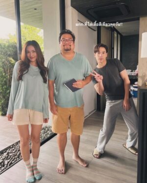 Nalinthip Sakulongumpai Instagram - #DearMySecretary ถึงตอนจบแล้ว🥹 เป็นอีกเรื่องที่ไม่รู้จะเริ่มยังไงเลย คืออยากบอกว่าภูมิใจและดีใจมากๆ ที่ได้เล่นเรื่องนี้ ใจมันฟูแบบบอกไม่ถูก มันสนุก น่ารัก อบอุ่น ถึงซีรีส์จะถ่ายจบแล้ว แต่ยังคิดถึงความสนุกตอนที่พวกเราถ่ายด้วยกันอยู่เลย ไม่อยากให้จบเลยเอาจริงๆ

ขอบคุณ @truecjcreations นะคะ ที่ทำให้ความฝันในการเล่นซีรีส์เรื่องนี้ของบัวเป็นจริง ดีใจและภูมิใจที่สุดที่ได้เป็น เลขาพรีม ค่ะ
ขอบคุณ พี่ตุ๋ย @amarujisan ที่ทำให้กองถ่ายเต็มไปด้วยเสียงหัวเราะ และมีอะไรให้เซอร์ไพรส์ตลอดเวลา
ขอบคุณ ทีมเขียนบทและทีมงานทุกๆฝ่าย ที่ใส่ใจกันมากๆ ทุกคนน่ารักสุดๆเลย

ส่วนนักแสดง ต้องบอกเลยว่านี่เป็น 1 ในเรื่องที่ดีใจมากที่ได้เจอทุกคน รู้สึกเหมือนไปทำงานที่ไม่ได้ทำงานเลย แคสติ้งเป๊ะเกินนน แล้วก็ไม่คิดว่าจะได้เพื่อนใหม่ๆที่เหมือนเซฟโซนเพิ่มมาด้วย ขอบคุณที่ทำให้คนน่ารักๆอย่างพวกเราโคจรมาเจอกันนะ 🥰 

สุดท้าย ขอบคุณ ทุกคนที่ติดตามและรับชมมากๆ นะคะ ดีใจที่ทุกคนชอบและหัวเราะไปด้วยกัน เพราะพวกเราก็แฮปปี้สุดๆ เหมือนกันค่ะ

ทั้งหมดทั้งมวลของเรื่องนี้จะเปนอีก 1 เรื่องที่อยู่ในใจบัวเลย 
รักนะ #บอสมั่นหน้ากับเลขาตัวตึง 🫶🏻