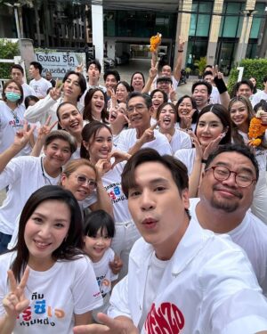 Nalinthip Sakulongumpai Instagram - #DearMySecretary ถึงตอนจบแล้ว🥹 เป็นอีกเรื่องที่ไม่รู้จะเริ่มยังไงเลย คืออยากบอกว่าภูมิใจและดีใจมากๆ ที่ได้เล่นเรื่องนี้ ใจมันฟูแบบบอกไม่ถูก มันสนุก น่ารัก อบอุ่น ถึงซีรีส์จะถ่ายจบแล้ว แต่ยังคิดถึงความสนุกตอนที่พวกเราถ่ายด้วยกันอยู่เลย ไม่อยากให้จบเลยเอาจริงๆ

ขอบคุณ @truecjcreations นะคะ ที่ทำให้ความฝันในการเล่นซีรีส์เรื่องนี้ของบัวเป็นจริง ดีใจและภูมิใจที่สุดที่ได้เป็น เลขาพรีม ค่ะ
ขอบคุณ พี่ตุ๋ย @amarujisan ที่ทำให้กองถ่ายเต็มไปด้วยเสียงหัวเราะ และมีอะไรให้เซอร์ไพรส์ตลอดเวลา
ขอบคุณ ทีมเขียนบทและทีมงานทุกๆฝ่าย ที่ใส่ใจกันมากๆ ทุกคนน่ารักสุดๆเลย

ส่วนนักแสดง ต้องบอกเลยว่านี่เป็น 1 ในเรื่องที่ดีใจมากที่ได้เจอทุกคน รู้สึกเหมือนไปทำงานที่ไม่ได้ทำงานเลย แคสติ้งเป๊ะเกินนน แล้วก็ไม่คิดว่าจะได้เพื่อนใหม่ๆที่เหมือนเซฟโซนเพิ่มมาด้วย ขอบคุณที่ทำให้คนน่ารักๆอย่างพวกเราโคจรมาเจอกันนะ 🥰 

สุดท้าย ขอบคุณ ทุกคนที่ติดตามและรับชมมากๆ นะคะ ดีใจที่ทุกคนชอบและหัวเราะไปด้วยกัน เพราะพวกเราก็แฮปปี้สุดๆ เหมือนกันค่ะ

ทั้งหมดทั้งมวลของเรื่องนี้จะเปนอีก 1 เรื่องที่อยู่ในใจบัวเลย 
รักนะ #บอสมั่นหน้ากับเลขาตัวตึง 🫶🏻