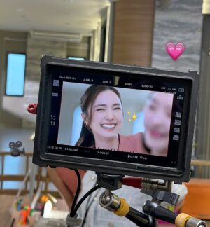 Nalinthip Sakulongumpai Instagram - ขอบคุณทุกคนค่าาา 🥰🙏🏻 ผ่านไปครึ่งทาง 10 ล้านแล้ว ยังเหลืออีก 8 อีพี ไปกันต่ออ!! 💕 #บอสมั่นหน้ากับเลขาตัวตึง #DearMySecretary