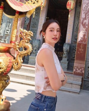 Nalinthip Sakulongumpai Instagram - เปลี่ยนจากซินเจียยู่อี่เป็นหว่ออ้ายหนี่แทนได้มั๊ย 🥰❤️🧧🐍