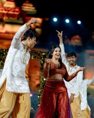 Namratha Gowda Instagram - Take more chances,
Dance more dances. 💃
#hampiutsava2025 
Shot by: @sriharshaphotography 
Makeup: @makeupblooms_by_ashwinii 
Hair: @hairblooms_by_ashwini