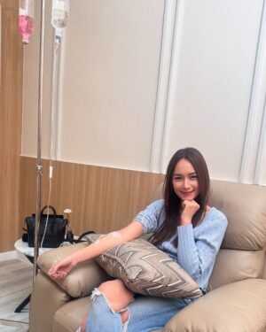 Namthip Jongrachatawiboon Instagram - สิ่งที่ชอบทำสุดๆเลย คือ Iv drip เพราะทำแล้วรู้สึกเห็นผลจริงๆ เพราะช่วยฟื้นฟูระบบ ฟังชั่นภายในร่างกายให้ทำงานได้ดีแบบมีประสิทธิภาพ ข้างในดีข้างนอกก็ดีตาม เหมือนที่หลายๆคนทักบีว่า #ผอมลงแต่ไม่โทรมเลย #ผิวดูดีมีออร่าหน้าดูเด็ก 🤭 #คนทักเยอะจริงๆช่วงนี้ ขอบคุณ @glowplus.life  ทีช่วยดูแลบี #glowpluswellness #เคล็ดลับที่ไม่ลับ