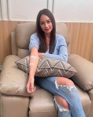 Namthip Jongrachatawiboon Instagram - สิ่งที่ชอบทำสุดๆเลย คือ Iv drip เพราะทำแล้วรู้สึกเห็นผลจริงๆ เพราะช่วยฟื้นฟูระบบ ฟังชั่นภายในร่างกายให้ทำงานได้ดีแบบมีประสิทธิภาพ ข้างในดีข้างนอกก็ดีตาม เหมือนที่หลายๆคนทักบีว่า #ผอมลงแต่ไม่โทรมเลย #ผิวดูดีมีออร่าหน้าดูเด็ก 🤭 #คนทักเยอะจริงๆช่วงนี้ ขอบคุณ @glowplus.life  ทีช่วยดูแลบี #glowpluswellness #เคล็ดลับที่ไม่ลับ