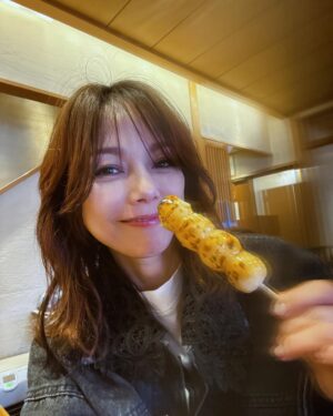 Nanase Aikawa Instagram - 今日も一日ロケ😊
🍡おいしかったー😋

花粉がすごくてCrewの皆さんとクシャミしまくりでした。
でもお天気に恵まれたロケだったので良しとしよう👍

#ロケ日和
