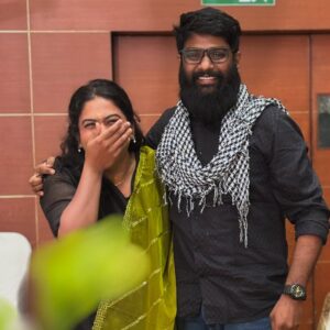 Nandhini Madesh Instagram - This deserves to be in the feed coz the process of taking this , is a core memory 😅🤍🩷🩷

Andha kalathula, the show producer / anchor of vikkileaks @dudevicky_dir avaroda show cameramans @ramnishanth_ & @vivek_m_bs apo eduthamariye photos edukanum nu virupa pataru ✨

PC by @ramnishanth_ @nish_rn_photography 
Udhavi @vivek_m_bs @godsongnanaraj 🤍