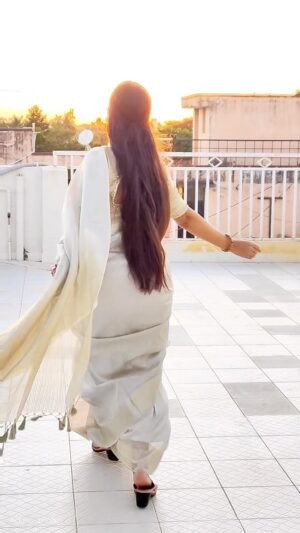 Nanditha Jennifer Instagram - Intha Mamanoda manasu 🌸
.
.
Saree from @eyes_on_clothes 
Blouse stitched by @stitch_vyshnavee_sarath 
.
.
#90ssong #beautiful #reels #saree #blessed #reelsinstagram #smile #instagram #instadaily #instagood #sareelove #likeforlikes #longhair #jenniferr252reels
