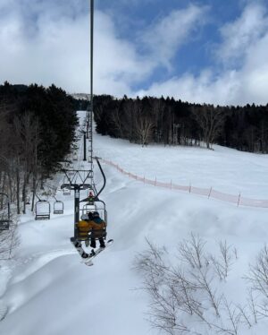 Naomi Yeo Instagram - First time ever in Hokkaido & it’s true what they say … the snow here hits different *ೃ༄🎐❄️🏂🌨️🏔️☃️⋆ ˚｡♡ 

Would you eat ice cream in the freezing cold? 🥶