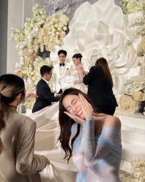 Narikun Ketprapakorn Instagram - so so so sooo happy for both of you❤️🌟🥳
ขอบคุณพีพริมที่ทำให้เห็นว่าความรักดีๆเป็นยังไง และขอบคุณที่อนุญาตให้เรามาอยู่ในงานสำคัญของพวกแกนะ

ฟรังรู้จักกับพีมา 10 กว่าปี เห็นทุกการเติบโตของพีอย่างห่างๆมาตลอด ตั้งแต่วันที่ต้องออกจากบ้าน hormones the next gen ตอนตี 5 เพื่อมาสัมภาษณ์สอบเข้ามหาลัย จนพีเรียนจบ ทำงาน มีอนาคตที่ดี ซึ่งฟรังรับรู้มาตลอดว่าพีเป็นคนจริงจัง ตั้งใจกับทุกๆเรื่อง เรื่องความรักก็เช่นกัน จำได้ว่าก่อนพี พริมจะคบกัน พีเคยพูดกับเราว่า “ทำไมกุไม่เคยมีโชคเรื่องความรักเลย” แต่พอหลังจากนั้นพีคบกับพริม ก็ไม่เคยมีคำพูดทำนองนี้อีกเลย และพีดูมีความสุขขึ้นมากๆๆๆ ขอบคุณพริมโรสมากๆที่้เข้ามาเติมเต็มพี ทำให้พีมีความสุขขนาดนี้ และพอยิ่งได้อยู่ใกล้กับทั้งคู่ ยิ่งรู้สึกถึงพลังงานความเข้ากัน ความรัก ความสม่ำเสมอ และไม่ใช่แค่พวกแกรักกัน แต่พวกแกยังส่งพลังงานความรักดีๆให้กับคนรอบๆข้างด้วยเสมอ

ขอบคุณที่อยู่ข้างๆเราทั้งในวันที่ดีที่สุดและแย่ที่สุด ขอบคุณที่คอยเตือนถึงแม้จะไม่ค่อยฟัง ขอบคุณที่ไม่เคยทิ้งกันไปไหน และถึงแม้ว่าวันนี้พวกแกจะแต่งงานแล้ว แต่ถ้าไปไหน ก็ยังชวนได้เสมอนะ ถึงไม่ค่อยว่างไปก็ยังอยากให้ชวน และถ้ามีเรื่องอะไรก็ยังเตือนได้ตลอดเช่นกัน ถึงแม้จะไม่ค่อยฟังก็อยากให้เตือนอยู่ดี🥹

ปกติไม่ค่อยพูดอะไรแบบนี้กับพีพริมเท่าไหร่ แต่ไหนๆก็เป็นวันสำคัญวันนึงในชีวิตของทั้งคู่ อยากบอกว่าดีใจมากๆๆๆที่เราได้เป็นเพื่อนกัน ดีใจมากๆที่ทั้งคู่มีวันนี้ รักพวกแกมากๆๆๆๆนะฮืออ✨🫶🏻🌈🩵

#PrimroseSweetPea