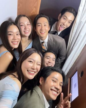 Narikun Ketprapakorn Instagram - so so so sooo happy for both of you❤️🌟🥳
ขอบคุณพีพริมที่ทำให้เห็นว่าความรักดีๆเป็นยังไง และขอบคุณที่อนุญาตให้เรามาอยู่ในงานสำคัญของพวกแกนะ

ฟรังรู้จักกับพีมา 10 กว่าปี เห็นทุกการเติบโตของพีอย่างห่างๆมาตลอด ตั้งแต่วันที่ต้องออกจากบ้าน hormones the next gen ตอนตี 5 เพื่อมาสัมภาษณ์สอบเข้ามหาลัย จนพีเรียนจบ ทำงาน มีอนาคตที่ดี ซึ่งฟรังรับรู้มาตลอดว่าพีเป็นคนจริงจัง ตั้งใจกับทุกๆเรื่อง เรื่องความรักก็เช่นกัน จำได้ว่าก่อนพี พริมจะคบกัน พีเคยพูดกับเราว่า “ทำไมกุไม่เคยมีโชคเรื่องความรักเลย” แต่พอหลังจากนั้นพีคบกับพริม ก็ไม่เคยมีคำพูดทำนองนี้อีกเลย และพีดูมีความสุขขึ้นมากๆๆๆ ขอบคุณพริมโรสมากๆที่้เข้ามาเติมเต็มพี ทำให้พีมีความสุขขนาดนี้ และพอยิ่งได้อยู่ใกล้กับทั้งคู่ ยิ่งรู้สึกถึงพลังงานความเข้ากัน ความรัก ความสม่ำเสมอ และไม่ใช่แค่พวกแกรักกัน แต่พวกแกยังส่งพลังงานความรักดีๆให้กับคนรอบๆข้างด้วยเสมอ

ขอบคุณที่อยู่ข้างๆเราทั้งในวันที่ดีที่สุดและแย่ที่สุด ขอบคุณที่คอยเตือนถึงแม้จะไม่ค่อยฟัง ขอบคุณที่ไม่เคยทิ้งกันไปไหน และถึงแม้ว่าวันนี้พวกแกจะแต่งงานแล้ว แต่ถ้าไปไหน ก็ยังชวนได้เสมอนะ ถึงไม่ค่อยว่างไปก็ยังอยากให้ชวน และถ้ามีเรื่องอะไรก็ยังเตือนได้ตลอดเช่นกัน ถึงแม้จะไม่ค่อยฟังก็อยากให้เตือนอยู่ดี🥹

ปกติไม่ค่อยพูดอะไรแบบนี้กับพีพริมเท่าไหร่ แต่ไหนๆก็เป็นวันสำคัญวันนึงในชีวิตของทั้งคู่ อยากบอกว่าดีใจมากๆๆๆที่เราได้เป็นเพื่อนกัน ดีใจมากๆที่ทั้งคู่มีวันนี้ รักพวกแกมากๆๆๆๆนะฮืออ✨🫶🏻🌈🩵

#PrimroseSweetPea