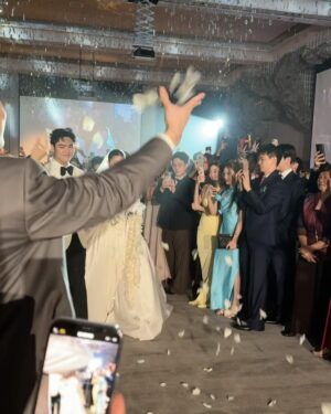 Narikun Ketprapakorn Instagram - so so so sooo happy for both of you❤️🌟🥳
ขอบคุณพีพริมที่ทำให้เห็นว่าความรักดีๆเป็นยังไง และขอบคุณที่อนุญาตให้เรามาอยู่ในงานสำคัญของพวกแกนะ

ฟรังรู้จักกับพีมา 10 กว่าปี เห็นทุกการเติบโตของพีอย่างห่างๆมาตลอด ตั้งแต่วันที่ต้องออกจากบ้าน hormones the next gen ตอนตี 5 เพื่อมาสัมภาษณ์สอบเข้ามหาลัย จนพีเรียนจบ ทำงาน มีอนาคตที่ดี ซึ่งฟรังรับรู้มาตลอดว่าพีเป็นคนจริงจัง ตั้งใจกับทุกๆเรื่อง เรื่องความรักก็เช่นกัน จำได้ว่าก่อนพี พริมจะคบกัน พีเคยพูดกับเราว่า “ทำไมกุไม่เคยมีโชคเรื่องความรักเลย” แต่พอหลังจากนั้นพีคบกับพริม ก็ไม่เคยมีคำพูดทำนองนี้อีกเลย และพีดูมีความสุขขึ้นมากๆๆๆ ขอบคุณพริมโรสมากๆที่้เข้ามาเติมเต็มพี ทำให้พีมีความสุขขนาดนี้ และพอยิ่งได้อยู่ใกล้กับทั้งคู่ ยิ่งรู้สึกถึงพลังงานความเข้ากัน ความรัก ความสม่ำเสมอ และไม่ใช่แค่พวกแกรักกัน แต่พวกแกยังส่งพลังงานความรักดีๆให้กับคนรอบๆข้างด้วยเสมอ

ขอบคุณที่อยู่ข้างๆเราทั้งในวันที่ดีที่สุดและแย่ที่สุด ขอบคุณที่คอยเตือนถึงแม้จะไม่ค่อยฟัง ขอบคุณที่ไม่เคยทิ้งกันไปไหน และถึงแม้ว่าวันนี้พวกแกจะแต่งงานแล้ว แต่ถ้าไปไหน ก็ยังชวนได้เสมอนะ ถึงไม่ค่อยว่างไปก็ยังอยากให้ชวน และถ้ามีเรื่องอะไรก็ยังเตือนได้ตลอดเช่นกัน ถึงแม้จะไม่ค่อยฟังก็อยากให้เตือนอยู่ดี🥹

ปกติไม่ค่อยพูดอะไรแบบนี้กับพีพริมเท่าไหร่ แต่ไหนๆก็เป็นวันสำคัญวันนึงในชีวิตของทั้งคู่ อยากบอกว่าดีใจมากๆๆๆที่เราได้เป็นเพื่อนกัน ดีใจมากๆที่ทั้งคู่มีวันนี้ รักพวกแกมากๆๆๆๆนะฮืออ✨🫶🏻🌈🩵

#PrimroseSweetPea