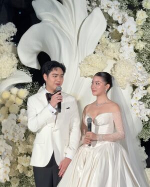 Narikun Ketprapakorn Instagram - so so so sooo happy for both of you❤️🌟🥳
ขอบคุณพีพริมที่ทำให้เห็นว่าความรักดีๆเป็นยังไง และขอบคุณที่อนุญาตให้เรามาอยู่ในงานสำคัญของพวกแกนะ

ฟรังรู้จักกับพีมา 10 กว่าปี เห็นทุกการเติบโตของพีอย่างห่างๆมาตลอด ตั้งแต่วันที่ต้องออกจากบ้าน hormones the next gen ตอนตี 5 เพื่อมาสัมภาษณ์สอบเข้ามหาลัย จนพีเรียนจบ ทำงาน มีอนาคตที่ดี ซึ่งฟรังรับรู้มาตลอดว่าพีเป็นคนจริงจัง ตั้งใจกับทุกๆเรื่อง เรื่องความรักก็เช่นกัน จำได้ว่าก่อนพี พริมจะคบกัน พีเคยพูดกับเราว่า “ทำไมกุไม่เคยมีโชคเรื่องความรักเลย” แต่พอหลังจากนั้นพีคบกับพริม ก็ไม่เคยมีคำพูดทำนองนี้อีกเลย และพีดูมีความสุขขึ้นมากๆๆๆ ขอบคุณพริมโรสมากๆที่้เข้ามาเติมเต็มพี ทำให้พีมีความสุขขนาดนี้ และพอยิ่งได้อยู่ใกล้กับทั้งคู่ ยิ่งรู้สึกถึงพลังงานความเข้ากัน ความรัก ความสม่ำเสมอ และไม่ใช่แค่พวกแกรักกัน แต่พวกแกยังส่งพลังงานความรักดีๆให้กับคนรอบๆข้างด้วยเสมอ

ขอบคุณที่อยู่ข้างๆเราทั้งในวันที่ดีที่สุดและแย่ที่สุด ขอบคุณที่คอยเตือนถึงแม้จะไม่ค่อยฟัง ขอบคุณที่ไม่เคยทิ้งกันไปไหน และถึงแม้ว่าวันนี้พวกแกจะแต่งงานแล้ว แต่ถ้าไปไหน ก็ยังชวนได้เสมอนะ ถึงไม่ค่อยว่างไปก็ยังอยากให้ชวน และถ้ามีเรื่องอะไรก็ยังเตือนได้ตลอดเช่นกัน ถึงแม้จะไม่ค่อยฟังก็อยากให้เตือนอยู่ดี🥹

ปกติไม่ค่อยพูดอะไรแบบนี้กับพีพริมเท่าไหร่ แต่ไหนๆก็เป็นวันสำคัญวันนึงในชีวิตของทั้งคู่ อยากบอกว่าดีใจมากๆๆๆที่เราได้เป็นเพื่อนกัน ดีใจมากๆที่ทั้งคู่มีวันนี้ รักพวกแกมากๆๆๆๆนะฮืออ✨🫶🏻🌈🩵

#PrimroseSweetPea