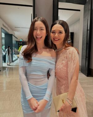 Narikun Ketprapakorn Instagram - so so so sooo happy for both of you❤️🌟🥳
ขอบคุณพีพริมที่ทำให้เห็นว่าความรักดีๆเป็นยังไง และขอบคุณที่อนุญาตให้เรามาอยู่ในงานสำคัญของพวกแกนะ

ฟรังรู้จักกับพีมา 10 กว่าปี เห็นทุกการเติบโตของพีอย่างห่างๆมาตลอด ตั้งแต่วันที่ต้องออกจากบ้าน hormones the next gen ตอนตี 5 เพื่อมาสัมภาษณ์สอบเข้ามหาลัย จนพีเรียนจบ ทำงาน มีอนาคตที่ดี ซึ่งฟรังรับรู้มาตลอดว่าพีเป็นคนจริงจัง ตั้งใจกับทุกๆเรื่อง เรื่องความรักก็เช่นกัน จำได้ว่าก่อนพี พริมจะคบกัน พีเคยพูดกับเราว่า “ทำไมกุไม่เคยมีโชคเรื่องความรักเลย” แต่พอหลังจากนั้นพีคบกับพริม ก็ไม่เคยมีคำพูดทำนองนี้อีกเลย และพีดูมีความสุขขึ้นมากๆๆๆ ขอบคุณพริมโรสมากๆที่้เข้ามาเติมเต็มพี ทำให้พีมีความสุขขนาดนี้ และพอยิ่งได้อยู่ใกล้กับทั้งคู่ ยิ่งรู้สึกถึงพลังงานความเข้ากัน ความรัก ความสม่ำเสมอ และไม่ใช่แค่พวกแกรักกัน แต่พวกแกยังส่งพลังงานความรักดีๆให้กับคนรอบๆข้างด้วยเสมอ

ขอบคุณที่อยู่ข้างๆเราทั้งในวันที่ดีที่สุดและแย่ที่สุด ขอบคุณที่คอยเตือนถึงแม้จะไม่ค่อยฟัง ขอบคุณที่ไม่เคยทิ้งกันไปไหน และถึงแม้ว่าวันนี้พวกแกจะแต่งงานแล้ว แต่ถ้าไปไหน ก็ยังชวนได้เสมอนะ ถึงไม่ค่อยว่างไปก็ยังอยากให้ชวน และถ้ามีเรื่องอะไรก็ยังเตือนได้ตลอดเช่นกัน ถึงแม้จะไม่ค่อยฟังก็อยากให้เตือนอยู่ดี🥹

ปกติไม่ค่อยพูดอะไรแบบนี้กับพีพริมเท่าไหร่ แต่ไหนๆก็เป็นวันสำคัญวันนึงในชีวิตของทั้งคู่ อยากบอกว่าดีใจมากๆๆๆที่เราได้เป็นเพื่อนกัน ดีใจมากๆที่ทั้งคู่มีวันนี้ รักพวกแกมากๆๆๆๆนะฮืออ✨🫶🏻🌈🩵

#PrimroseSweetPea
