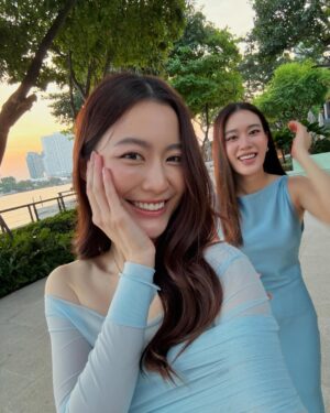 Narikun Ketprapakorn Instagram - so so so sooo happy for both of you❤️🌟🥳
ขอบคุณพีพริมที่ทำให้เห็นว่าความรักดีๆเป็นยังไง และขอบคุณที่อนุญาตให้เรามาอยู่ในงานสำคัญของพวกแกนะ

ฟรังรู้จักกับพีมา 10 กว่าปี เห็นทุกการเติบโตของพีอย่างห่างๆมาตลอด ตั้งแต่วันที่ต้องออกจากบ้าน hormones the next gen ตอนตี 5 เพื่อมาสัมภาษณ์สอบเข้ามหาลัย จนพีเรียนจบ ทำงาน มีอนาคตที่ดี ซึ่งฟรังรับรู้มาตลอดว่าพีเป็นคนจริงจัง ตั้งใจกับทุกๆเรื่อง เรื่องความรักก็เช่นกัน จำได้ว่าก่อนพี พริมจะคบกัน พีเคยพูดกับเราว่า “ทำไมกุไม่เคยมีโชคเรื่องความรักเลย” แต่พอหลังจากนั้นพีคบกับพริม ก็ไม่เคยมีคำพูดทำนองนี้อีกเลย และพีดูมีความสุขขึ้นมากๆๆๆ ขอบคุณพริมโรสมากๆที่้เข้ามาเติมเต็มพี ทำให้พีมีความสุขขนาดนี้ และพอยิ่งได้อยู่ใกล้กับทั้งคู่ ยิ่งรู้สึกถึงพลังงานความเข้ากัน ความรัก ความสม่ำเสมอ และไม่ใช่แค่พวกแกรักกัน แต่พวกแกยังส่งพลังงานความรักดีๆให้กับคนรอบๆข้างด้วยเสมอ

ขอบคุณที่อยู่ข้างๆเราทั้งในวันที่ดีที่สุดและแย่ที่สุด ขอบคุณที่คอยเตือนถึงแม้จะไม่ค่อยฟัง ขอบคุณที่ไม่เคยทิ้งกันไปไหน และถึงแม้ว่าวันนี้พวกแกจะแต่งงานแล้ว แต่ถ้าไปไหน ก็ยังชวนได้เสมอนะ ถึงไม่ค่อยว่างไปก็ยังอยากให้ชวน และถ้ามีเรื่องอะไรก็ยังเตือนได้ตลอดเช่นกัน ถึงแม้จะไม่ค่อยฟังก็อยากให้เตือนอยู่ดี🥹

ปกติไม่ค่อยพูดอะไรแบบนี้กับพีพริมเท่าไหร่ แต่ไหนๆก็เป็นวันสำคัญวันนึงในชีวิตของทั้งคู่ อยากบอกว่าดีใจมากๆๆๆที่เราได้เป็นเพื่อนกัน ดีใจมากๆที่ทั้งคู่มีวันนี้ รักพวกแกมากๆๆๆๆนะฮืออ✨🫶🏻🌈🩵

#PrimroseSweetPea