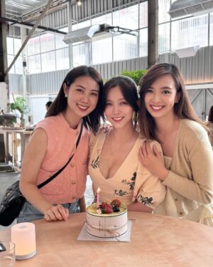 Natalia Ng Instagram - Thank you for stayin’ Feb-ulous with me all through March too 💋🎂🎈 #NataliaTurnsXX

Caught a meddlesome bug from my toddler that took a hit on my social calendar for 2 weeks. Having lived through the era of Covid, no steam was lost albeit delayed celebrations 🥳 

Grateful always for the love from my golden circle 🌟💫