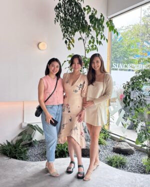 Natalia Ng Instagram - Thank you for stayin’ Feb-ulous with me all through March too 💋🎂🎈 #NataliaTurnsXX

Caught a meddlesome bug from my toddler that took a hit on my social calendar for 2 weeks. Having lived through the era of Covid, no steam was lost albeit delayed celebrations 🥳 

Grateful always for the love from my golden circle 🌟💫