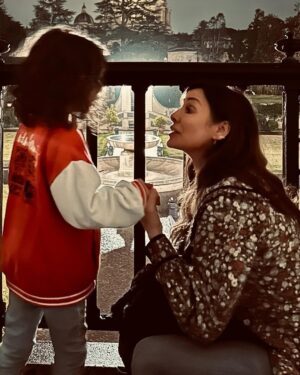 Natalie Imbruglia Instagram - What a treat it was to visit Rome the year I turn 50 and connect with my roots… here are some snaps from our visit… including a private tour of the Vatican Library and dinner with la familia…  Stefano and Romana 💜💜💜 THANK YOU my dear friend @diegobuongiorno for hosting us and to all at @bvlgarihotelroma especially @v_falcone for going above and beyond to make our stay so magical! @tarasmithofficial  we spent more time in the spa than outside 😆💚🙏🏽… I’m so proud of my Italian heritage.. it’s where my fire and passion comes from… a big part of  my creativity! 🇮🇹🍕❤️