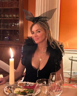 Natalie Imbruglia Instagram - What a magical 50th Birthday and the celebrations have only just begun!! 💃🏽🪩
Thanks for all the love I’ve received from friends and family… and my IG fam!!

Thank you Fi  for hosting the most beautiful girls dinner..!! So much love in the room and I’ve never seen the dining room look so stunning!!! 

Thank you @sashabarrie for mine and Fi’s headpieces … OBSESSED!! and thanks for going all out girls!!!! And big thank you to @bashbites for my deliciously gorgeous cake!! 
 Better get ready for tonight’s shin dig.. it’s gonna be a fun week!!
#50andfeelingfabulous #1975