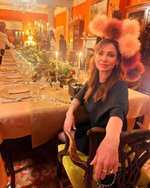 Natalie Imbruglia Instagram - What a magical 50th Birthday and the celebrations have only just begun!! 💃🏽🪩
Thanks for all the love I’ve received from friends and family… and my IG fam!!

Thank you Fi  for hosting the most beautiful girls dinner..!! So much love in the room and I’ve never seen the dining room look so stunning!!! 

Thank you @sashabarrie for mine and Fi’s headpieces … OBSESSED!! and thanks for going all out girls!!!! And big thank you to @bashbites for my deliciously gorgeous cake!! 
 Better get ready for tonight’s shin dig.. it’s gonna be a fun week!!
#50andfeelingfabulous #1975