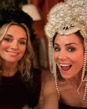 Natalie Imbruglia Instagram - What a magical 50th Birthday and the celebrations have only just begun!! 💃🏽🪩
Thanks for all the love I’ve received from friends and family… and my IG fam!!

Thank you Fi  for hosting the most beautiful girls dinner..!! So much love in the room and I’ve never seen the dining room look so stunning!!! 

Thank you @sashabarrie for mine and Fi’s headpieces … OBSESSED!! and thanks for going all out girls!!!! And big thank you to @bashbites for my deliciously gorgeous cake!! 
 Better get ready for tonight’s shin dig.. it’s gonna be a fun week!!
#50andfeelingfabulous #1975