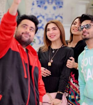 Natasha Ali Instagram - #stylelover  #blacklover #workaholic #lovefriends #lovemywork #sherni photography by @aleybhaidani @maryamnoorofficial @ayazsamoo @alisikanderofficial ❤️💃
