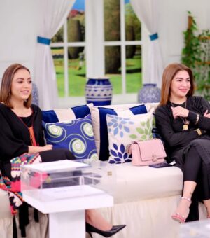 Natasha Ali Instagram - #stylelover  #blacklover #workaholic #lovefriends #lovemywork #sherni photography by @aleybhaidani @maryamnoorofficial @ayazsamoo @alisikanderofficial ❤️💃