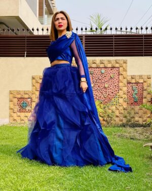 Natasha Ali Instagram - #winterslove #loveblue #besmart #behonest #bepositive  #lovemywork #weddingseason wardrobe by @shumailakhurramsk ❤️