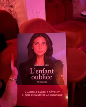 Nathanya Sion Instagram - Tellement fière de mon amour , qui a mis toute son âme dans ce livre ❤️📚 Un témoignage puissant, une histoire pleine de courage et d’émotion qui mérite d’être lue par tous. Elle raconte son parcours avec une sincérité et une force qui m’inspirent chaque jour. N’hésitez pas à découvrir son histoire, c’est un véritable cadeau pour le cœur @nathanya.sonia 💔❤️‍🩹