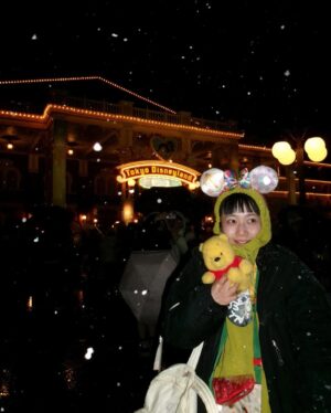 Natsume Mito Instagram - 雪ディズニー🐭🏰🎈☃️
(なぜかわたしの顔の前でドデカ雪が降ってきた笑)
カイロを身体にしたためて参りました！
毎年イベントやるとなつめこさんから届く耳を装着🐭
今回は、世界中〜♪の耳🐭🎀笑
そして目があって、気付いたらレジに持って行ってたプーをぶらさげて楽しみました🍯💛
寒くてもみんなといたからずっと楽しかったyo!🫶
@tanao_official 
@marin_takeuchi 
@ama_ryuki