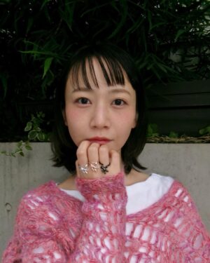 Natsume Mito Instagram - @kuon_place_tokyo さんとリングを作りました🐻💍
小さい頃から大切にしてるくまのぬいぐるみからデザインをおこしています！だからよく見ると、手でぬいぐるみを持ってるリングになっているよ！
リング作りもお手伝いさせてもらって、オリジナルのリングが出来ました🐻✨
こちらは2/22にある『みとしばマーケット』で販売します♡
ピンクゴールド8号、シルバー9号、ブラック10号の3種類です！(男性の方だとピンキーリングとしてお使いできます🙆‍♀️)
もし、気になるけどサイズがなかったり、遠方でイベントに来られない方は、@kuon_place_tokyo さんにお問い合わせお願い致します☺️
早くみんなにお見せしたいよ〜🐻
イベント遊びに来てくれる皆様よろぴくです🌈🌈