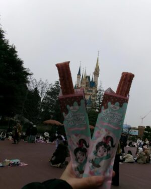 Natsume Mito Instagram - 雪ディズニー🐭🏰🎈☃️
(なぜかわたしの顔の前でドデカ雪が降ってきた笑)
カイロを身体にしたためて参りました！
毎年イベントやるとなつめこさんから届く耳を装着🐭
今回は、世界中〜♪の耳🐭🎀笑
そして目があって、気付いたらレジに持って行ってたプーをぶらさげて楽しみました🍯💛
寒くてもみんなといたからずっと楽しかったyo!🫶
@tanao_official 
@marin_takeuchi 
@ama_ryuki