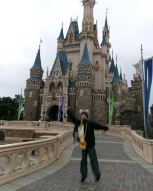 Natsume Mito Instagram - 雪ディズニー🐭🏰🎈☃️
(なぜかわたしの顔の前でドデカ雪が降ってきた笑)
カイロを身体にしたためて参りました！
毎年イベントやるとなつめこさんから届く耳を装着🐭
今回は、世界中〜♪の耳🐭🎀笑
そして目があって、気付いたらレジに持って行ってたプーをぶらさげて楽しみました🍯💛
寒くてもみんなといたからずっと楽しかったyo!🫶
@tanao_official 
@marin_takeuchi 
@ama_ryuki
