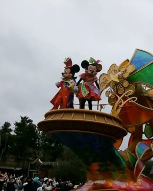 Natsume Mito Instagram - 雪ディズニー🐭🏰🎈☃️
(なぜかわたしの顔の前でドデカ雪が降ってきた笑)
カイロを身体にしたためて参りました！
毎年イベントやるとなつめこさんから届く耳を装着🐭
今回は、世界中〜♪の耳🐭🎀笑
そして目があって、気付いたらレジに持って行ってたプーをぶらさげて楽しみました🍯💛
寒くてもみんなといたからずっと楽しかったyo!🫶
@tanao_official 
@marin_takeuchi 
@ama_ryuki