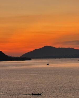 Nattasha Bunprachom Instagram - Favorite moment of the day & another favorite sunset spot in Phuket #nofilterneeded
#yoghurtchecked