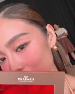Nattasha Bunprachom Instagram - ดีใจมากที่ได้เป็นส่วนหนึ่งในงานเปิดตัว PRAKAAN (ปราการ) ซิงเกิลมอลต์วิสกี้ระดับพรีเมียมแบรนด์แรกของไทย
ทุกอย่างในงาน immersive สุด ๆ จนสัมผัสได้เลยว่าทุกหยดที่กลั่นออกมาเต็มไปด้วยความตั้งใจและความพิถีพิถันแบบสุด ๆ ภูมิใจแทนคนไทยจริง ๆ
ที่วันนี้เรามีซิงเกิลมอลต์วิสกี้แบรนด์แรกของไทย ที่พร้อมก้าวสู่ระดับโลกแล้ว
@prakaanmaltwhisky 

#PRAKAANSingleMaltWhisky
#IrresistibleQuestUnforgettableTaste 
#TheFirstThaiSingleMaltWhisky
#UnveilTheFlavorsofThailand
