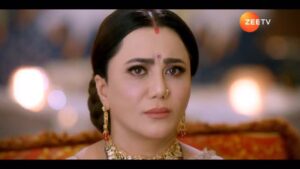 Nausheen Ali Sardar Instagram - Chandrika se poocha gaya hai Devaansh se juda jo sawaal, kya woh apni naaraazgi bhoolakar degi uska jawaab? Dekhiye #Vasudha, har roz, raat 10:00 baje sirf #ZeeTV par.

#DailyPromo
@nausheenalisardar 
@abhishekly