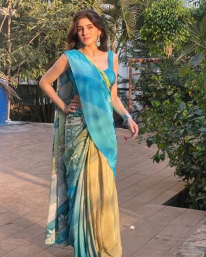 Navika Kotia Instagram - 💙💚💛
Saree by @navyasabyliva