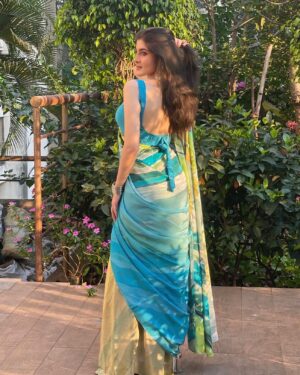 Navika Kotia Instagram - 💙💚💛
Saree by @navyasabyliva