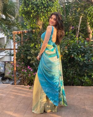 Navika Kotia Instagram - 💙💚💛
Saree by @navyasabyliva