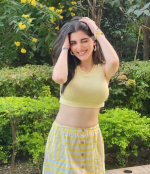 Navika Kotia Instagram - summer approaching 🌼💛