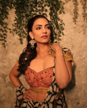Navina Bole Instagram - Sukoon 🧡 #happyholi 

Photographer: @the_pixeleyes 
Stylist: @style_deintrepide 
Outfit : @kalkifashion 
Hair and Mua : @krupall_gami 
Location : @atbutterflyhigh 

#new#newpost #newpics #newphotoshoot #instapics #picsofinstagram #picsoftheday #carousel #ethicwear #ootd #designerwear #commercialphotography #fashion #desifashion #desigirl #thursday #omsairam #loveandlight #swipeleft